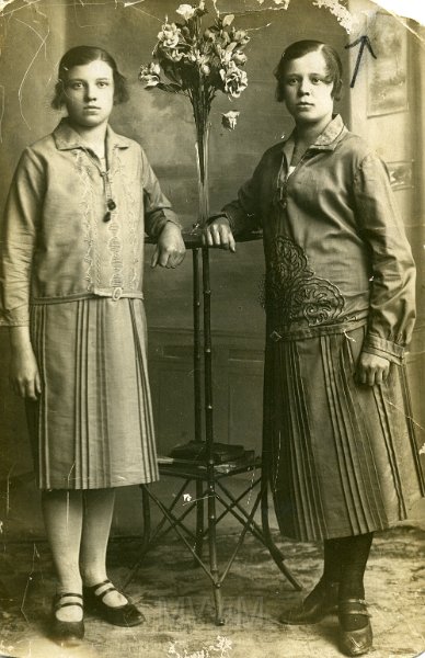 KKE 1300.jpg - Fot. Siostry Dziurdź. Od lewej: Anna i Maria Dziurdź, Nowa Kwasówka - koło Grodna, lata 20-te XX wieku.